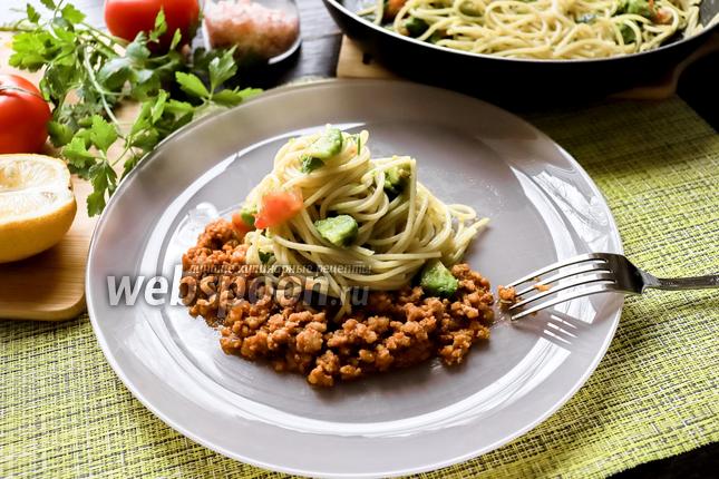 Спагетти с авокадо и мясным фаршем 