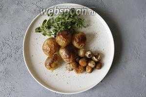Молодой картофель запечённый в духовке с грибами и розмарином 