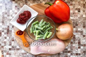 Куриное филе с овощами в томатном соусе 