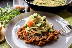 Спагетти с авокадо и мясным фаршем 