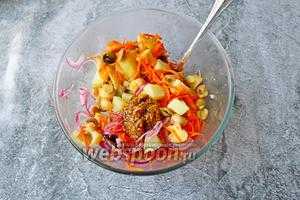 Тёплый салат с молодым картофелем, морковкой по-корейски и оливками 