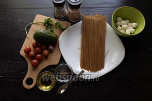 Цельнозерновые спагетти с Моцареллой и авокадо 