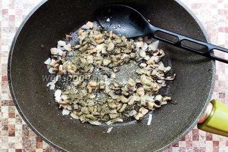 Сибас, запечённый в фольге, с грибами в духовке 