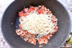 Спагетти с яйцом и помидорами 