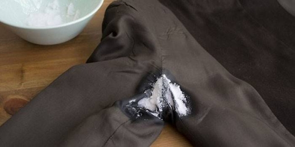 6 способов удалить следы дезодоранта с одежды