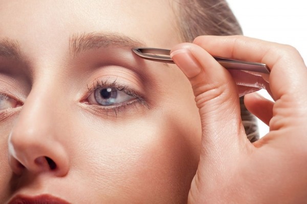 Как правильно выщипывать брови для неотразимой красоты глаз