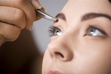 Удаляем без боли брови самостоятельно