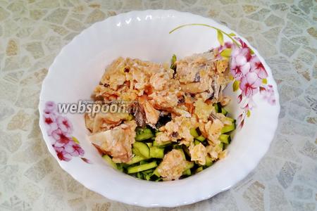 Рисовый салат с консервированным лососем и огурцом 