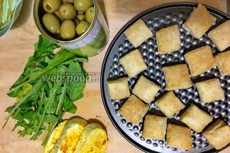 Закусочные канапе из слоёного теста с пикантным сыром и оливкой 