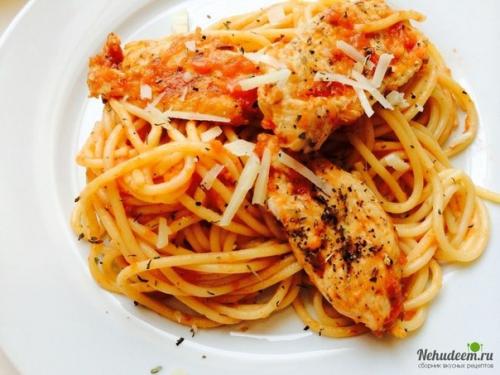 Спагетти с курицей в томатном соусе.