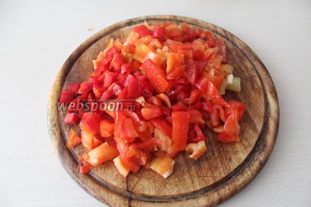 Баклажаны и перцы фаршированные овощами и булгуром на сковороде 
