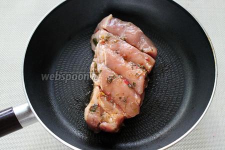 Свинина куском в сметане на сковороде 