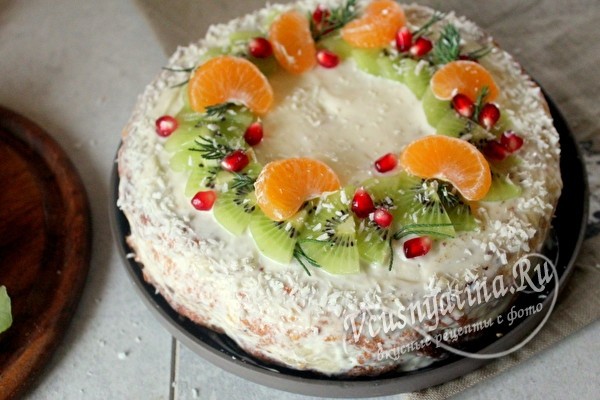 
			Бисквитно-фруктовый торт со сметанным кремом на Новый год		