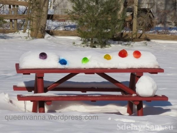 Как украсить свой двор разноцветными ледяными шарами