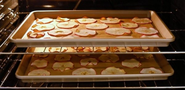 Как сушить яблоки на зиму в домашних условиях: на противне в духовке, электросушилке, микроволновке, при какой температуре | (Фото & Видео)