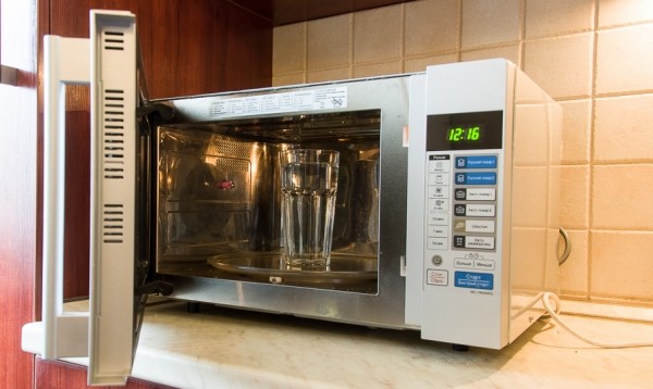 Как помыть микроволновку за 5 минут в домашних условиях