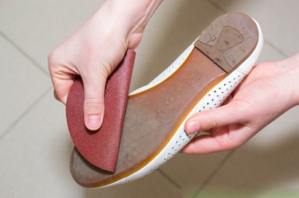5 хитростей, которые помогут не скользить зимой в обычной обуви