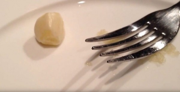 Полезный лайфхак по измельчению чеснока: чеснокодавилка больше не нужна | (Фото & Видео)