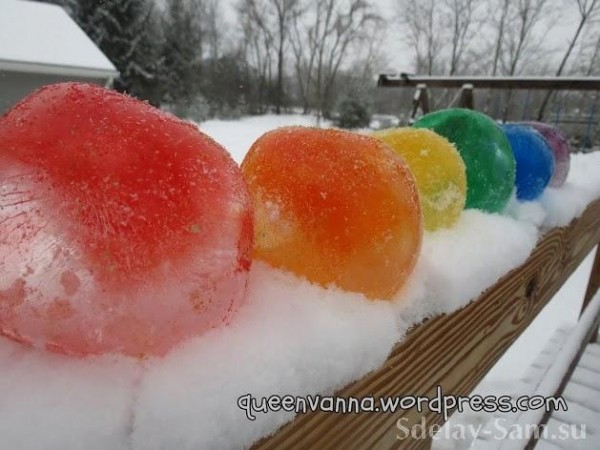 Как украсить свой двор разноцветными ледяными шарами
