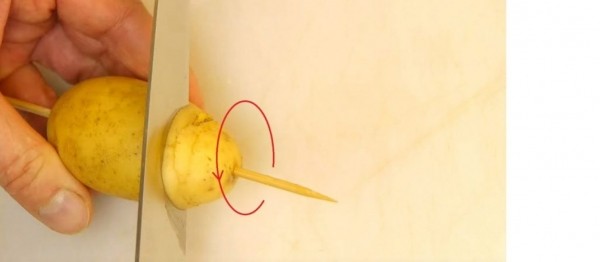 Как нарезать картофель спиралью и приготовить: простая пошаговая инструкция