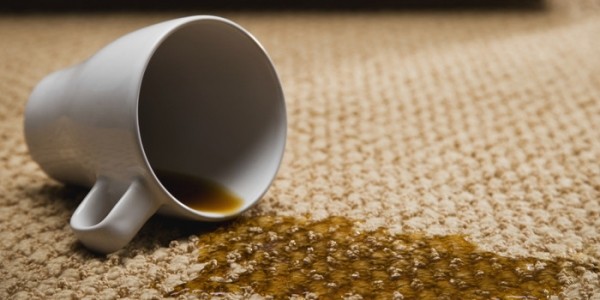 Сложные пятна на ковре и мебели: как от них избавиться