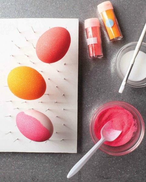 Как за считанные минуты родителям с детьми покрасить яйца к празднику Пасхи