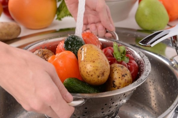 7 причин не выбрасывать сетку от фруктов и овощей в мусорку, а найти ей применение дома