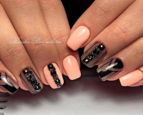 Полупрозрачный маникюр и эффект вуали: трендовые новинки 2020