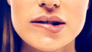 К чему случается прикусить губу? Толкование приметы и способы нейтрализовать поверье