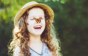 Бабочка села на человека — сулит ли счастье судьба? Толкование приметы и совет, что делать