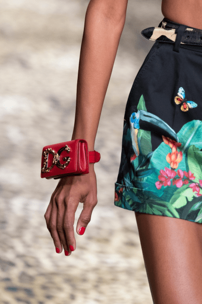 Заинтересуйте окружающих стильным аксессуаром! 17 модных летних сумок 2020