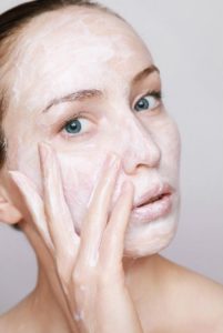 Серый цвет лица у женщин и мужчин: причины тусклой кожи, как вернуть здоровый румянец