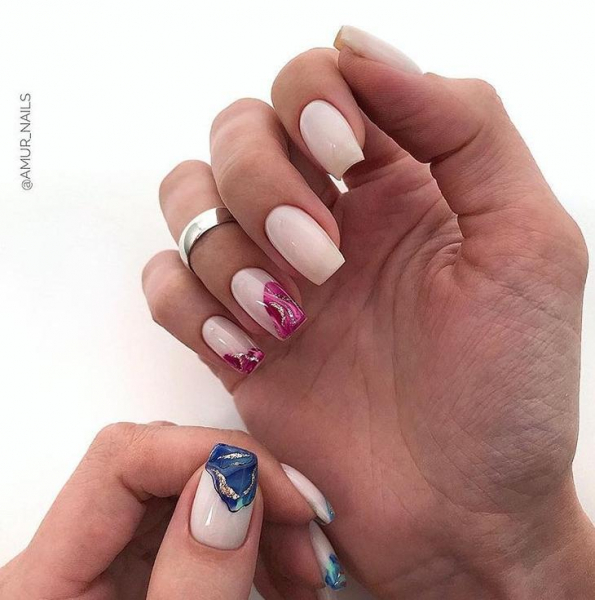 Лаконичный маникюр: 40 идей, которые прекрасно сочетаются с повседневными образами