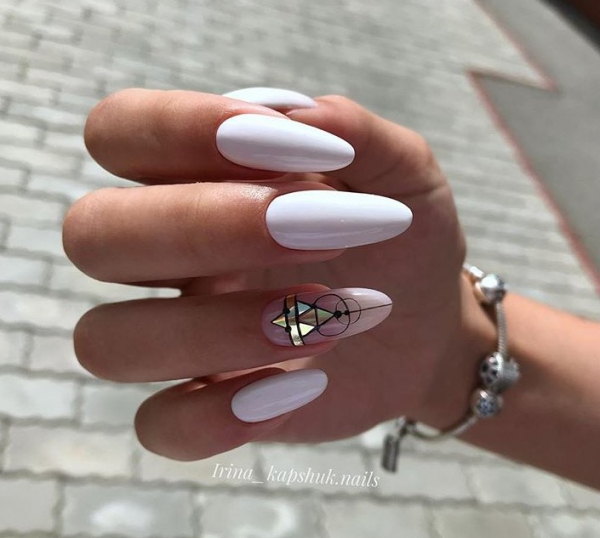 Лаконичный маникюр: 40 идей, которые прекрасно сочетаются с повседневными образами