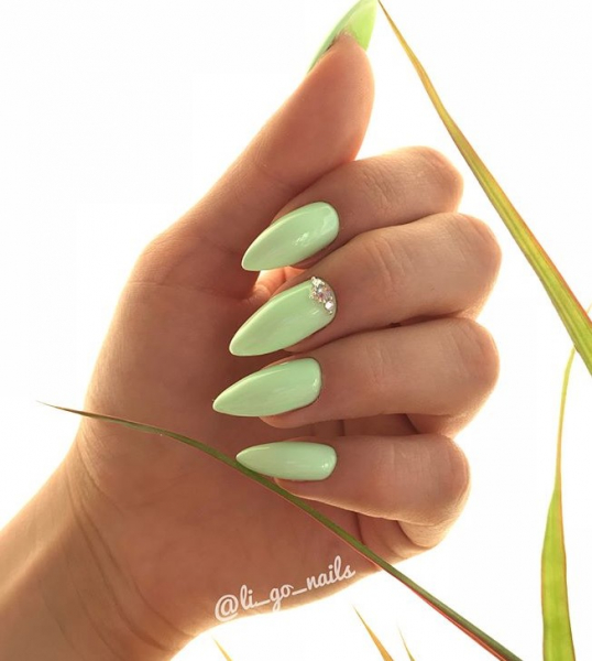 Лаконичный маникюр: 40 идей, которые прекрасно сочетаются с повседневными образами