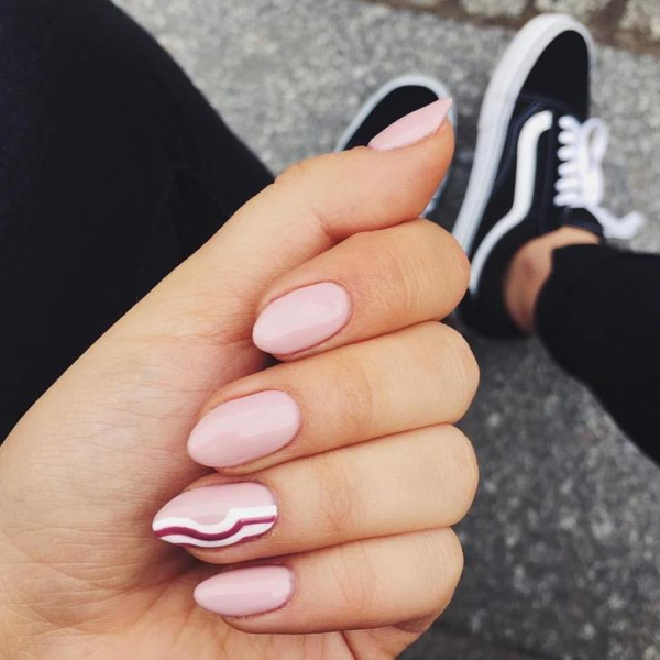 Лаконичный маникюр: 40 идей, которые прекрасно сочетаются с повседневными образами