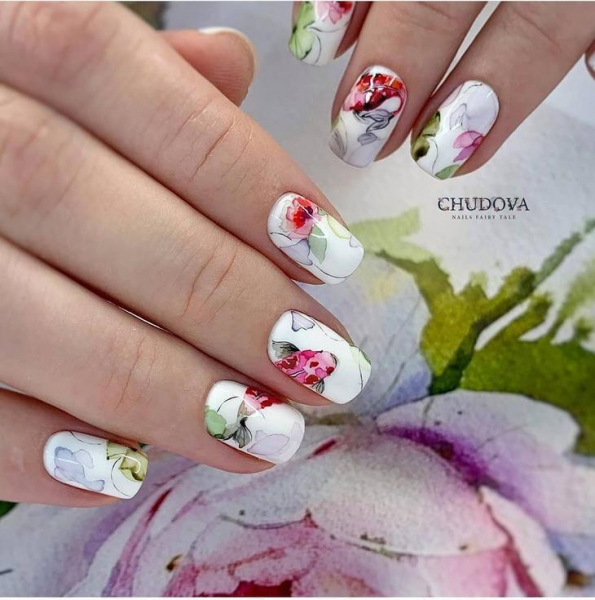Цветы на ногтях: 20 красивых идей для нежных дам