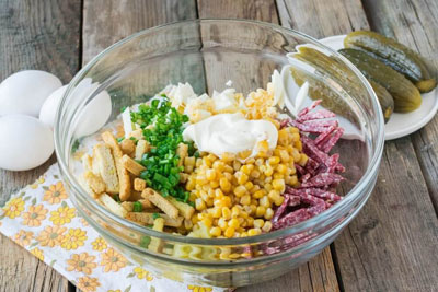 Простой и быстрый салат с копченой колбасой и сухариками - Пошаговый рецепт с фото