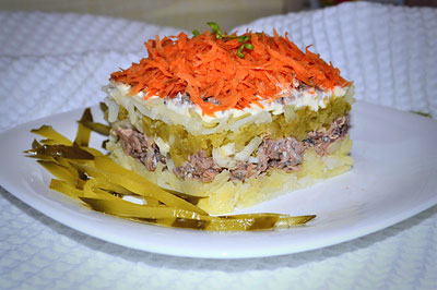 Слоеный салат с рыбными консервами