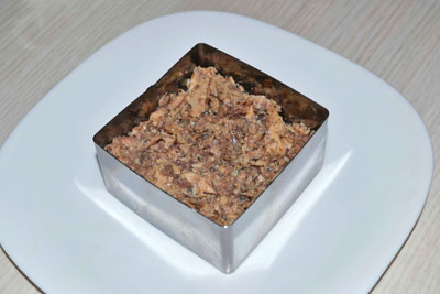 Слоеный салат с рыбными консервами