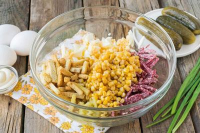 Простой и быстрый салат с копченой колбасой и сухариками - Пошаговый рецепт с фото