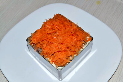 Слоеный салат с рыбными консервами