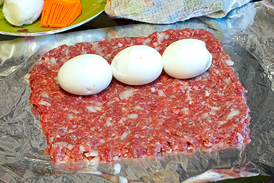 Мясной рулет с яйцом