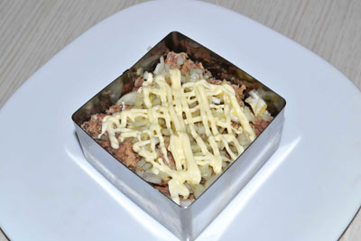 Слоеный салат с рыбными консервами