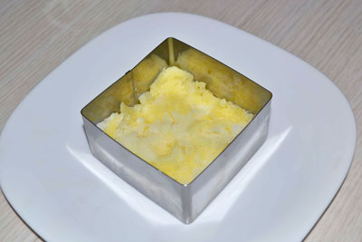 Слоеный салат с рыбными консервами