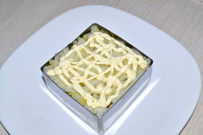 Слоеный салат с рыбными консервами