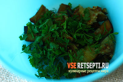 Закусочный теплый овощной салат из баклажанов, перца и помидоров