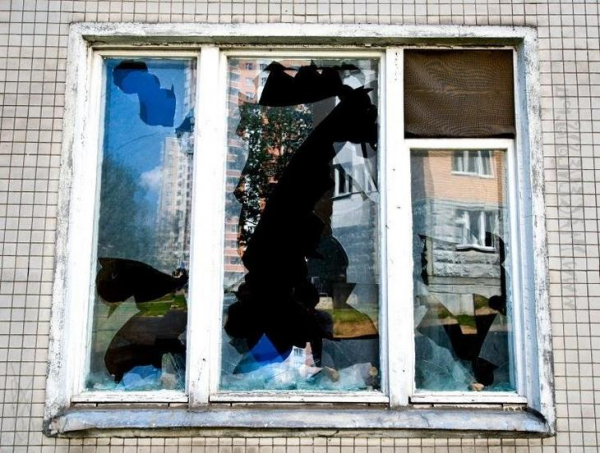 Разбитое окно – что оно предвещает?