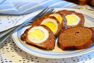 Мясной рулет с яйцом