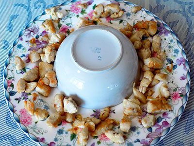 Слоеный салат из куриной грудки с кукурузой и огурцом